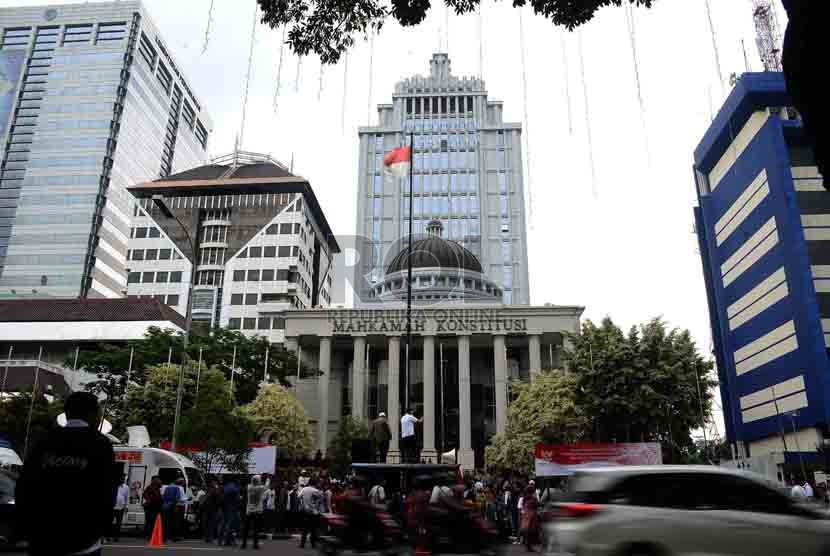 Massa pendukung Prabowo Subianto-Hatta Rajasa berunjuk rasa di depan Gedung Mahkamah Konstitusi (MK), Jakarta Pusat, Jumat (25/7). (Republika/Agung Supriyanto)