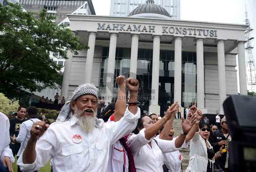 Massa pendukung Prabowo Subianto-Hatta Rajasa berunjuk rasa di depan Gedung Mahkamah Konstitusi (MK), Jakarta Pusat, Jumat (25/7). (Republika/Agung Supriyanto)