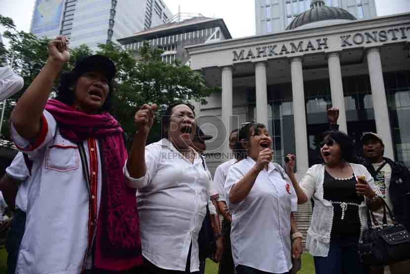 Massa pendukung Prabowo Subianto-Hatta Rajasa berunjuk rasa di depan Gedung Mahkamah Konstitusi (MK), Jakarta Pusat, Jumat (25/7). (Republika/Agung Supriyanto)