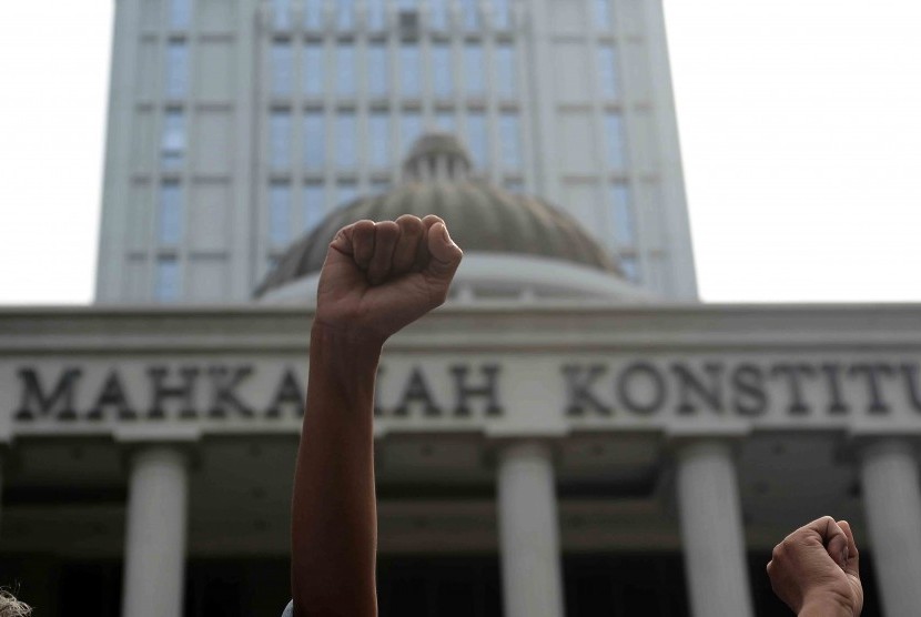 Massa pendukung Prabowo Subianto-Hatta Rajasa berunjuk rasa di depan Gedung Mahkamah Konstitusi (MK), Jakarta Pusat, Jumat (25/7). 