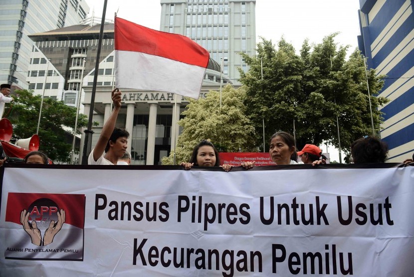 Massa pendukung Prabowo Subianto-Hatta Rajasa berunjuk rasa di depan Gedung Mahkamah Konstitusi (MK), Jakarta Pusat, Jumat (25/7). 