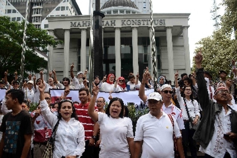 Massa pendukung Prabowo Subianto-Hatta Rajasa berunjuk rasa di depan Gedung Mahkamah Konstitusi (MK), Jakarta Pusat, Jumat (25/7)