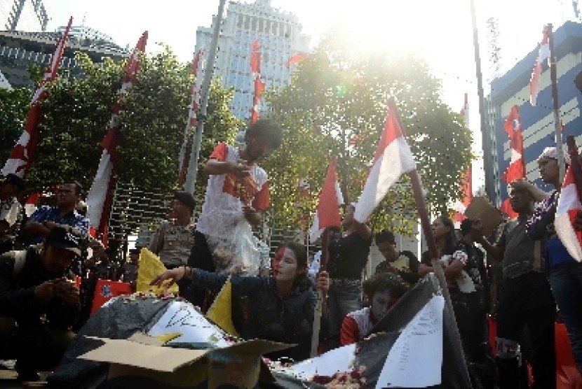  Massa pendukung Prabowo Subianto menggelar aksi di gedung Mahkamah Konstitusi, Jakarta Pusat, Kamis (14/8).