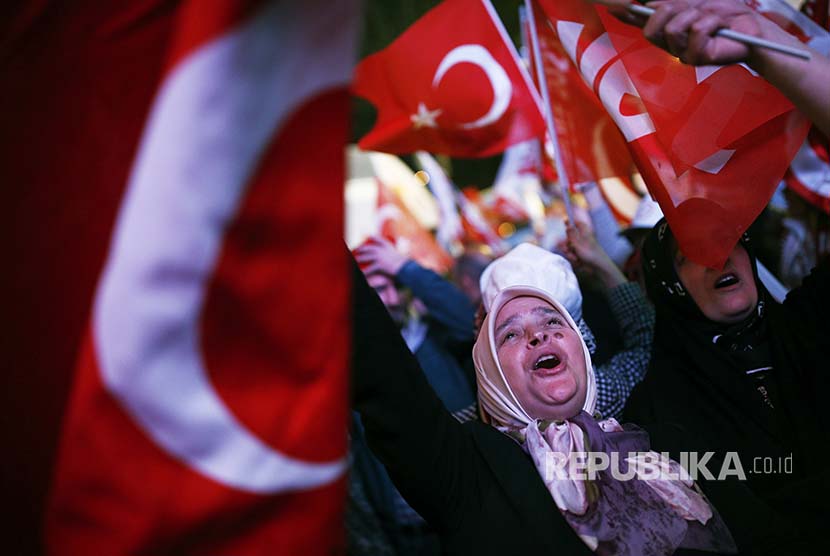 Massa pendukung referendum Turki yang mendukung sistem presidensiil merayakan hasil referendum di Istanbul (16/4)