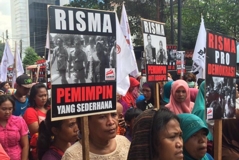 Massa pendukung Risma-Yoyok menyampaikan orasinya di depan kantor DPP PDIP, Jakarta, Kamis (15/9).