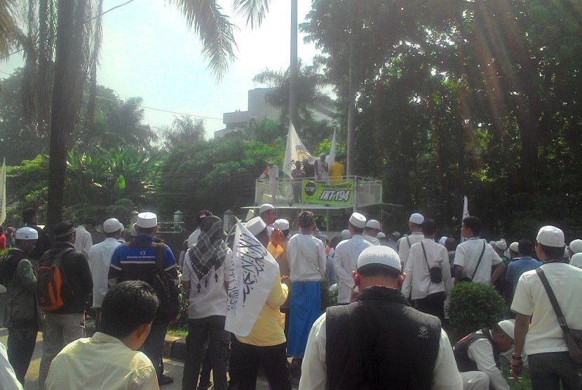 Massa pengawal sidang Ahok berkumpul di depan Kantor Kementan, Selasa (25/4)