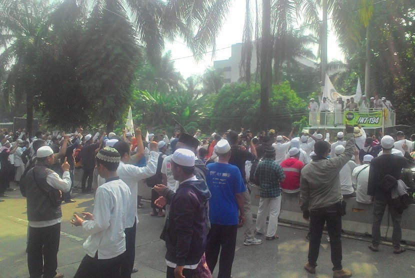 Massa pengawal sidang Ahok berkumpul di depan Kantor Kementan, Selasa (25/4)