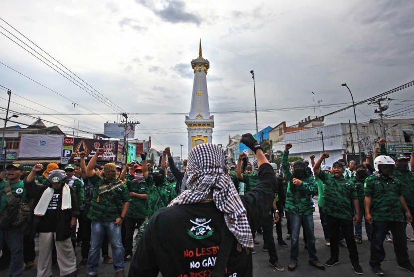 Massa penolak kelompok Lesbian, Gay, Biseksual dan Transgender (LGBT) bersiap menghadang massa pro LGBT yang akan melakukan aksi demontrasi di Tugu Pal Putih, DI Yogyakarta, Selasa (23/2). 