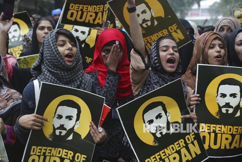 Massa pengunjuk rasa memprotes pembakaran Alquran oleh warga Norwegia beberapa waktu lalu di Kristiansand, in Lahore, Pakistan, Kamis (28/11). Menlu Pakistan menyatakan telah memanggil dubes Norwegia untuk 