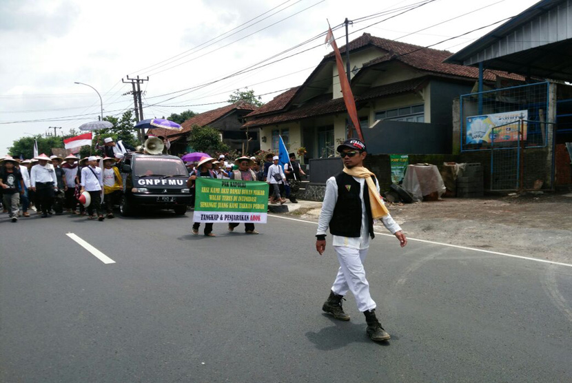  Massa peserta aksi jalan kaki di Ciamis mulai bergerak pada Senin, (28/11) siang. Mereka menuntut penangkapan terhadap Basuki Tjahaja Purnama (Ahok).