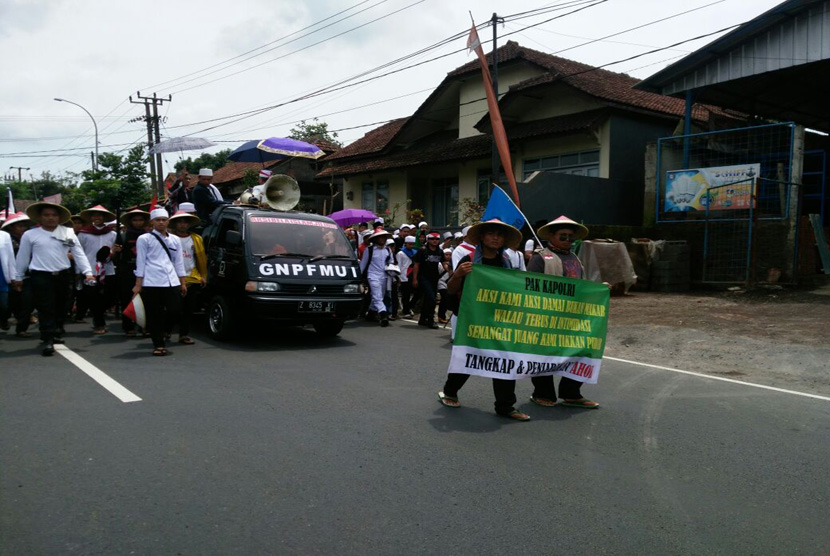 Massa peserta aksi jalan kaki di Ciamis mulai bergerak pada Senin, (28/11) siang. Mereka menuntut penangkapan terhadap Basuki Tjahaja Purnama (Ahok).