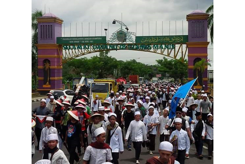 Massa peserta aksi jalan kaki di Ciamis mulai bergerak pada Senin, (28/11) siang. Mereka menuntut penangkapan terhadap Basuki Tjahaja Purnama (Ahok).