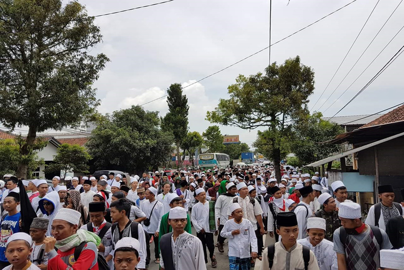 Massa aksi 212 berjalan kaki dari Ciamis, Jawa Barat, menuju Jakarta, Senin (28/11) siang. Mereka menuntut tersangka penistaan agama Basuki Tjahaja Purnama alias Ahok segera ditahan.