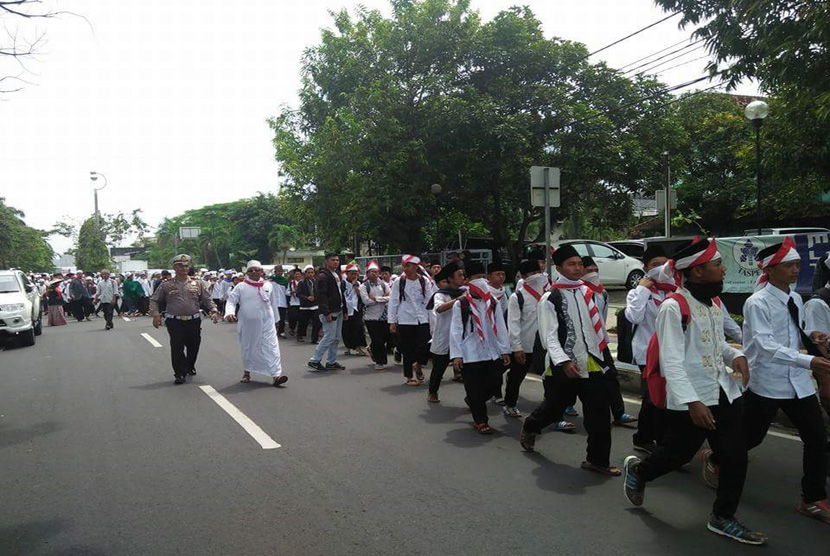 Massa peserta aksi jalan kaki di Ciamis mulai bergerak pada Senin, (28/11) siang. Mereka menuntut penangkapan terhadap Basuki Tjahaja Purnama (Ahok).