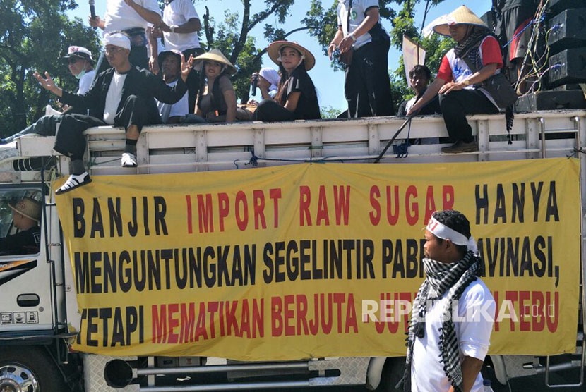 Massa petani tebu berdemonstrasi di depan gedung Kementrian Perdagangan, Jakarta, Senin (28/8).