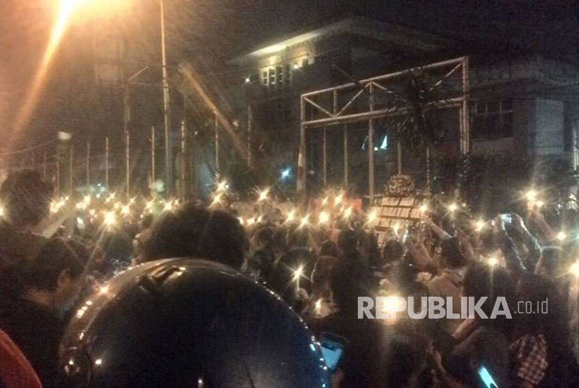 Massa pro Ahok gelar aksi menyalakan lilin di depan LP Cipinang, Jakarta Timur, Selasa (9/5). 