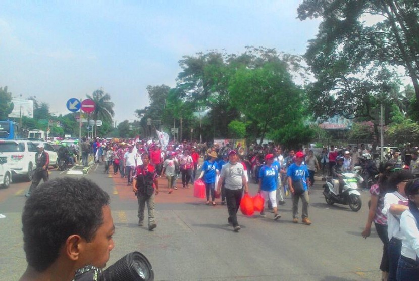 Pendukung Ahok melakukan long march menuju Istana usai putusan vonis kasus penistaan agama atas terdakwa Basuki Tjahaja Purnama di Kementerian Pertanian, Jakarta, Selasa (9/5). 