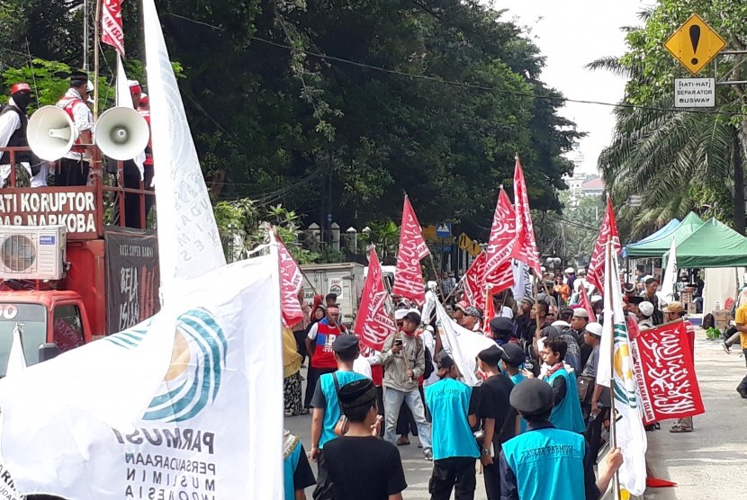Massa pro dan kontra dalam sidang penistaan agama dengan terdakwa Basuki 'Ahok' Tjahaja Purnama di Gedung Kementerian Pertanian, Jakarta Selatan, Selasa (21/3).