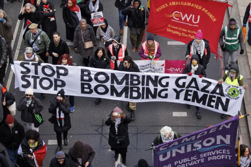  Massa pro Palestina membawa spanduk untuk menentang serangan udara Amerika Serikat dan Inggris kepada kelompok Houti di Yaman. Mengikuti National March for Palestine di London, Inggris (13/1/2024), mereka berjalan dari Bank of England ke Parliament Square untuk mendesak gencatan senjata permanen dan mengakhiri pengepungan terhadap Gaza.