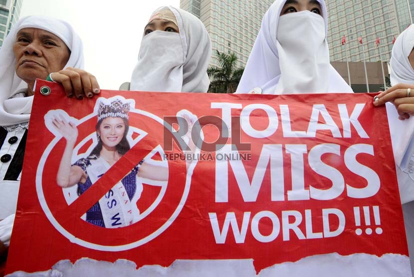  Massa simpatisan dari berbagai ormas Islam melakukan aksi menolak kontes Miss World di Bundaran HI, Jakarta, Selasa (3/9).  (Republika/ Tahta Aidilla)