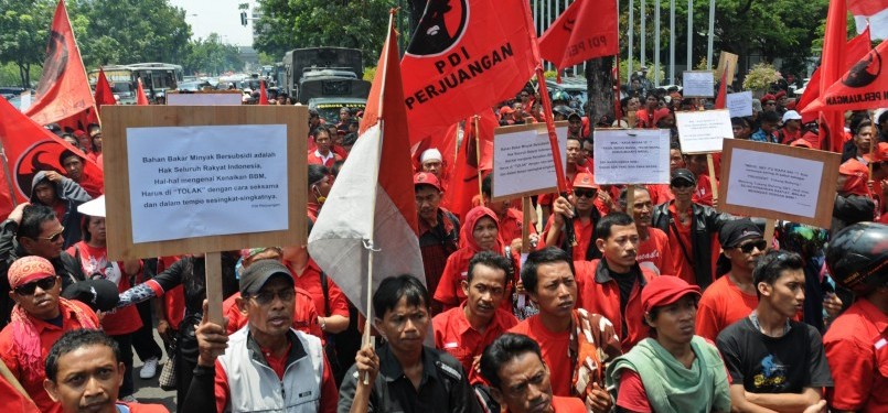 Massa simpatisan Partai Demnokrasi Indonesia Perjuangan (PDIP) berunjuk rasa menolak kenaikan harga bahan bakar minyak (BBM) di Jalan Merdeka Barat, Jakarta, Senin (26/3). (Republika/Aditya Pradana Putra)