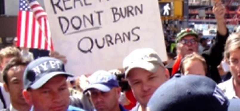 Massa simpatisan Partai Republik dan pendukung gubernur New Jersey, Chris Christie, yang menentang pembakaran Al Quran