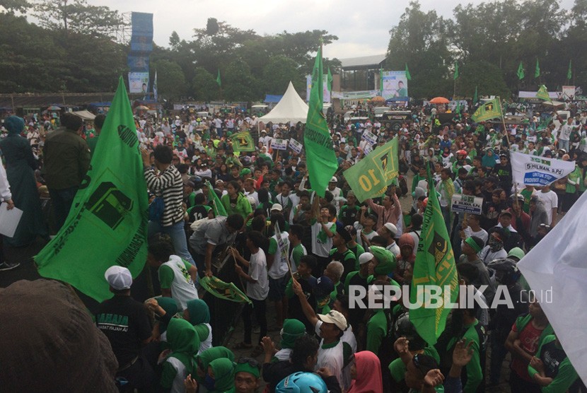 Massa simpatisan PPP memadati Lapangan Dadaha, Kota Tasikmalaya,  Jumat (12/4).