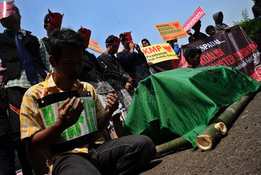 Massa tergabung dalam Aliansi Mahasiswa Peduli Demokrasi melakukan unjukrasa didepan gerbang kompleks Paremen Senayan, Jakarta, Kamis (25/9). ( Republika/ Tahta Aidilla)