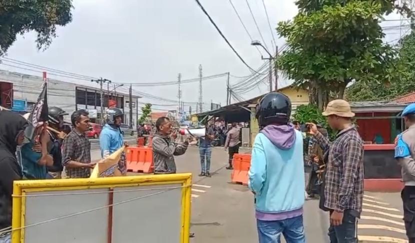  Sejumlah warga dari Paguyuban Gebrak Desa Cimahi berunjuk rasa di Markas Polres Karawang, Rabu (10/1/2024).