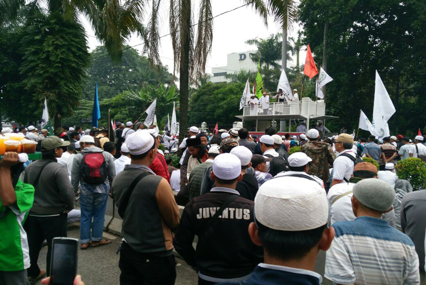 Massa Umat Islam kawal sidang kasus penistaan agama ke 12 di depan Kementerian Pertanian, Selasa (28/2).