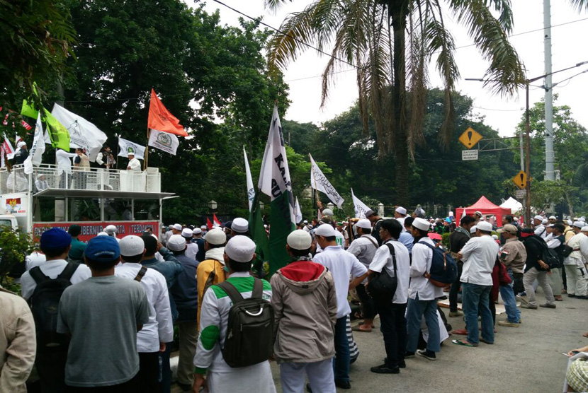 Massa Umat Islam kawal sidang kasus penistaan agama ke-12 di depan Kementerian Pertanian, Selasa (28/2).