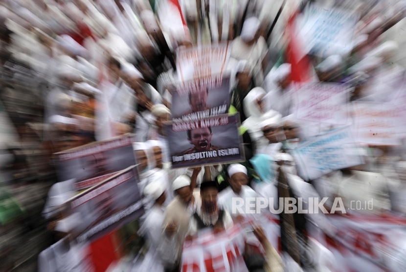 Massa Umat Islam melakukan aksi damai di Jakarta, Jumat (4/11).