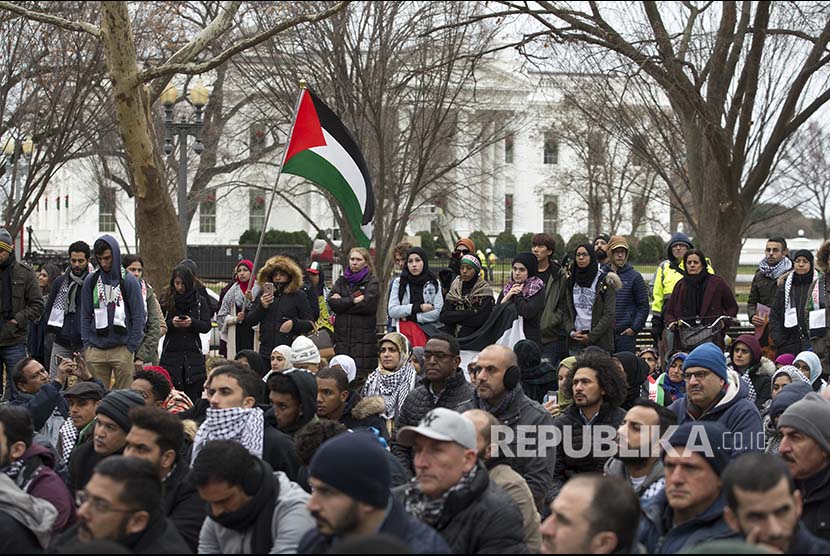 Massa unjuk rasa menentang kebijakan Trump atas Yerusalem di President Park tidak jauh dari istana kepresidenan Gedung Putih Washington, DC, Jumat (8/12) waktu setempat, atau (9/12) dini hari WIB. 