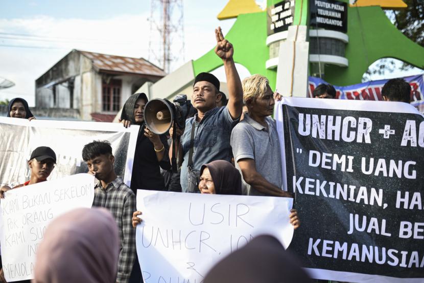 Massa warga dan mahasiswa berdemo menolak kedatangan etnis Rohingya di Kota Sabang.