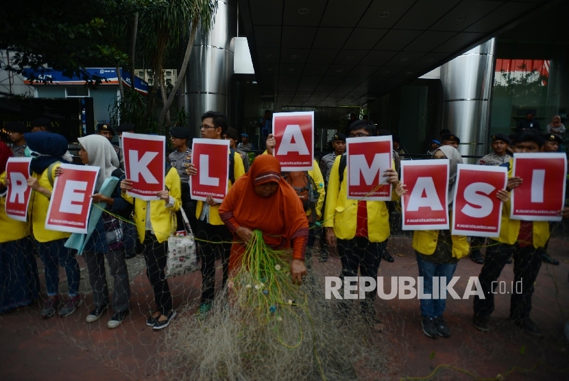 Massa yang berasal dar BEM UI dan warga Kampung Nelayan Muara Angke melakukan aksi di depan Gedung Kementerian Maritim, Jakarta, Selasa (13/9)