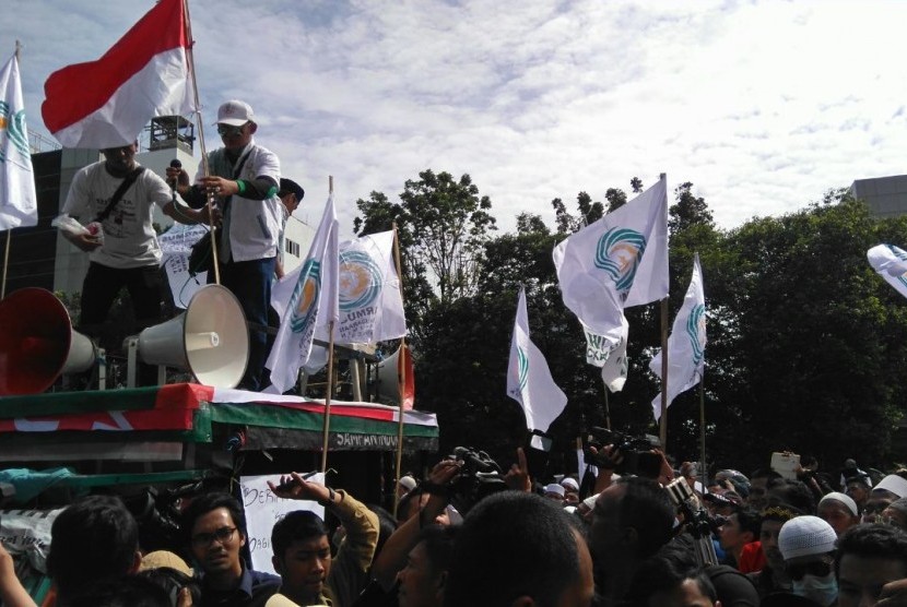 Massa yang berasal dari berbagai ormas menggelar orasi di depan Pengadilan Negeri Jakarta Utara, menuntut Ahok langsung ditahan.