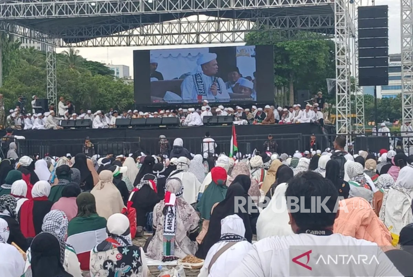 Massa yang hadir dalam reuni akbar Persaudaraan Alumni (PA) 212 mendengarkan pesan Imam Besar Habib Muhammad Rizieq Syihab di dalam kawasan Monumen Nasional (Monas), Senin (2/12/2024) pagi WIB.