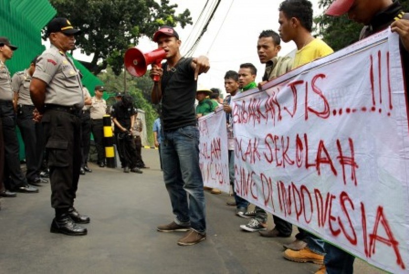 Massa yang mengatasnamakan Solidaritas Pergerakan Mahasiswa Indonesia melakukan unjuk rasa di depan gerbang Jakarta International School (JIS), Jaksel, Jumat (6/6).