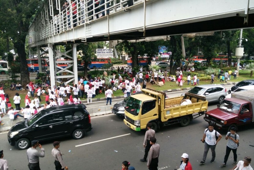 Massa yang meramaikan Parade Bhineka Tunggal Ika di Bundaran Bank Indonesia, Sabtu (19/11).