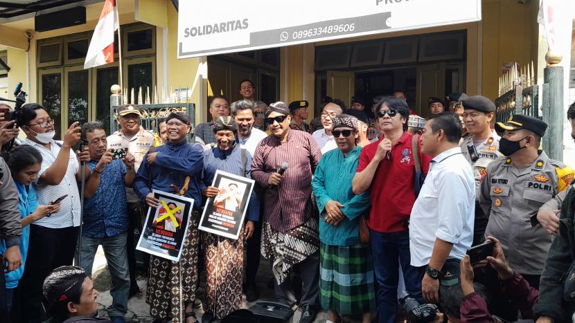 Massa yang merupakan warga DIY menggelar aksi demonstrasi menuntut politikus PSI, Ade Armando yang mengatakan DIY sebagai bentuk dinasti politik di depan Kantor DPW PSI DIY, Kota Yogyakarta, Senin (4/12/2023).