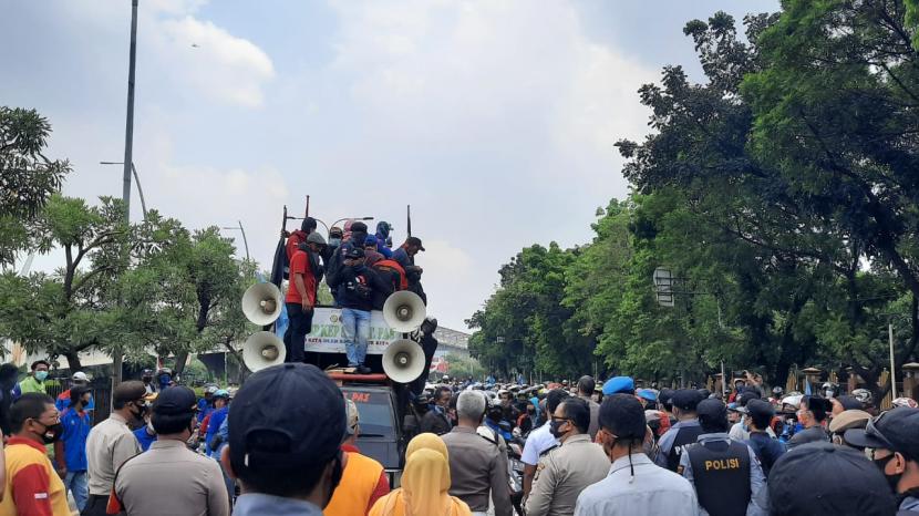 Massa yang terdiri dari buruh, mahasiswa dan pelajar memblokade jalan protokol Kota Bekasi, Jalan Jendral Ahmad Yani, Bekasi Timur, Kamia (8/10)
