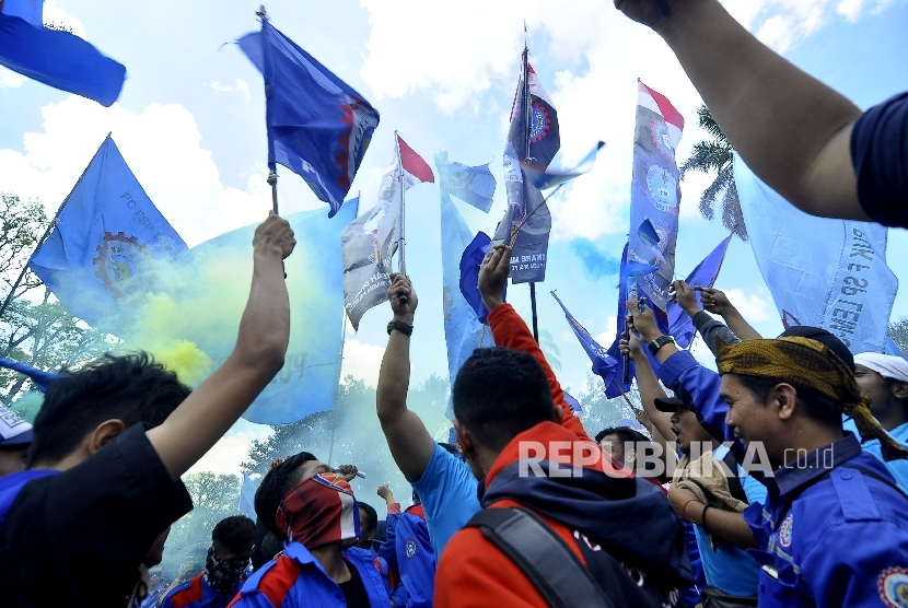 Massa yang tergabung 4 Federasi Serikat Pekerja Anggota Serikat Pekerja Seluruh Indonesia (4 FSPA SPSI) melakukan aksi unjuk rasa dalam rangka May Day 2017 di depan Gedung Sate, Jalan Diponegoro, Kota Bandung, Senin (1/5).