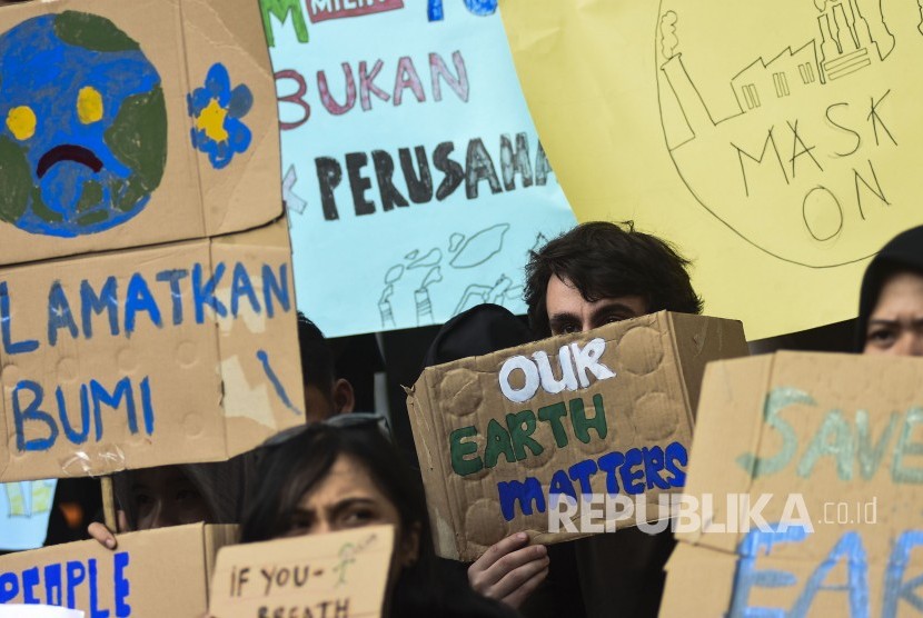 Massa yang tergabung dalam Aliansi Gerakan Untuk Perubahan Iklim Jawa Barat melakukan Aksi Jeda Untuk Iklim di depan Bandung Indah Plaza, Kota Bandung, Jumat (20/9).