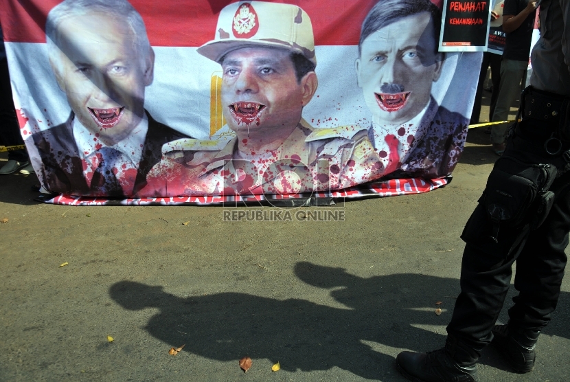  Massa yang tergabung dalam Aliansi Indonesia Society for Humanity (ISFH) melakukan aksi unjuk rasa menolak rencana kunjungan Presiden Mesir Abdel Fattah Al Sisi di depan Istana Negara, Jakarta, Kamis (3/9). (Republika/Rakhmawaty La'lang)