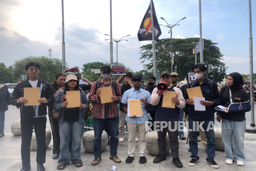 Massa yang tergabung dalam Aliansi Jogja Memanggil menggelar unjuk rasa di Titik Nol Yogyakarta, Kamis (2/10/2025). Aksi yang berlangsung damai itu digelar bertepatan dengan tiga tahun Tragedi Kanjuruhan yang terjadi di Malang tiga tahun silam.
