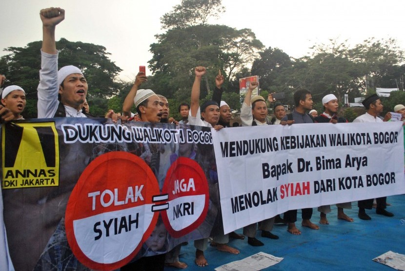 Massa yang tergabung dalam Aliansi Nasional Anti Syiah (ANNAS) membentangkan spanduk saat aksi menolak keberadaan paham Syiah di Lapangan Sempur, Kota Bogor, Jawa Barat, Jum'at (30/10).
