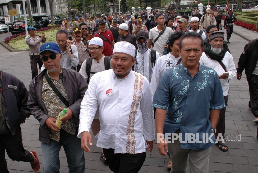 Massa yang tergabung dalam Aliansi Pergerakan Islam (API) Jawa Barat beraudensi terkait kerusuhan yang terjadi di Mapolda Jabar, di Gedung Sate, Kota Bandung, Jumat (13/1). 