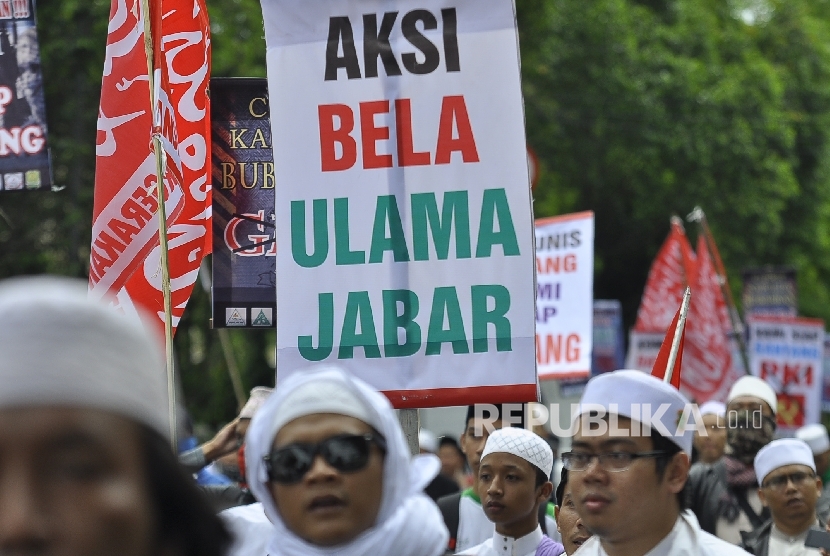 Massa yang tergabung dalam Aliansi Pergerakan Islam (API) melakukan long march saat akan mengikuti Apel Akbar Aksi Bela Ulama Masyarakat Jabar, di Jalan Diponegoro, Kota Bandung, Kamis (26/1). 