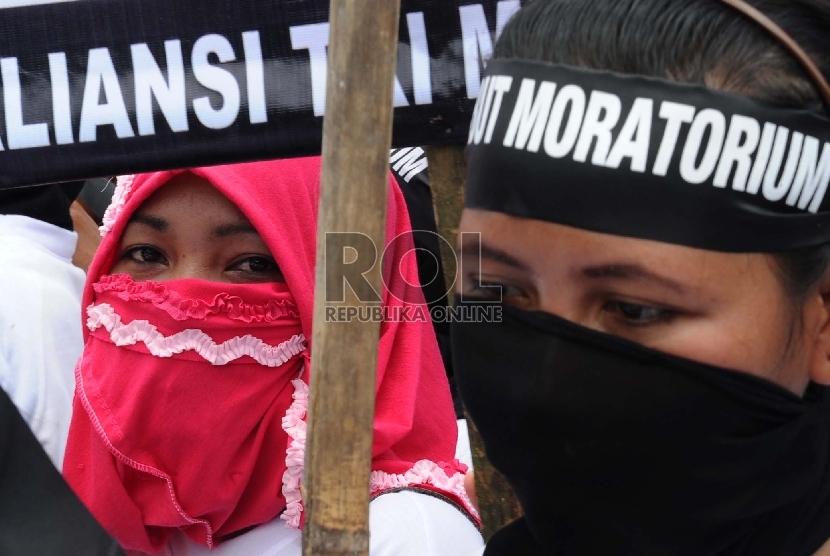 Massa yang tergabung dalam Aliansi TKI Menggungat melakukan aksi unjuk rasa di depan Istana Negara, Jakarta, Selasa (7/4).