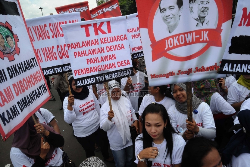 Massa yang tergabung dalam Aliansi TKI Menggungat melakukan aksi unjuk rasa di depan Istana Negara, Jakarta, Selasa (7/4).